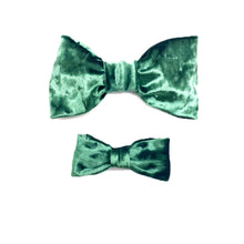 Load image into Gallery viewer, Velvet Green Bow Tie
